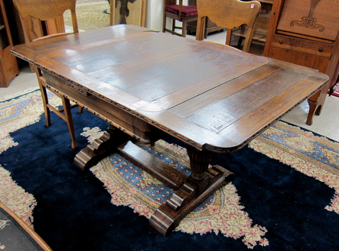 AN OAK DRAW-LEAF DINING TABLE