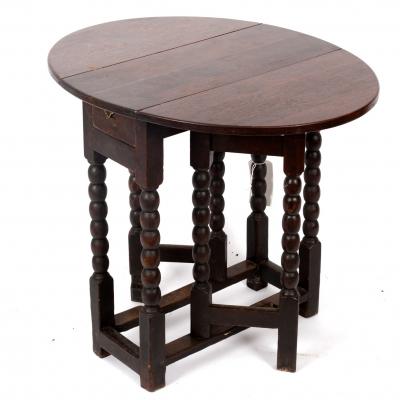 An oak oval two-flap gate leg