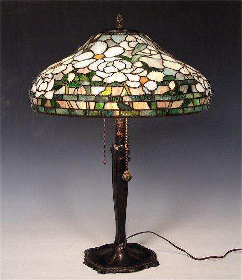 AN OLDER TIFFANY STYLE LAMP -