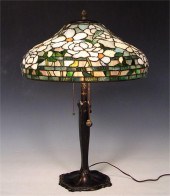 AN OLDER TIFFANY STYLE LAMP -