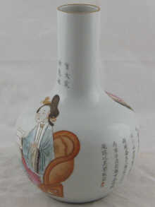 An onion shaped Chinese vase with a