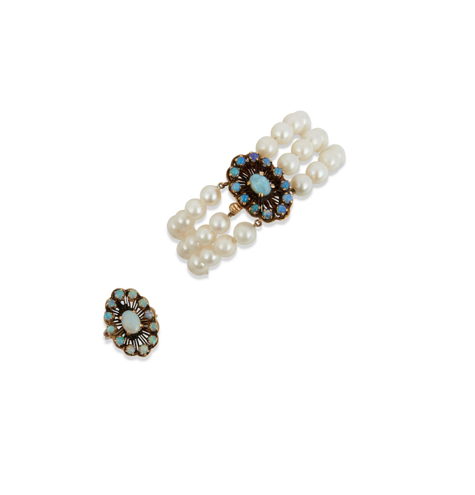 AN OPAL AND 14K GOLD RING WITH