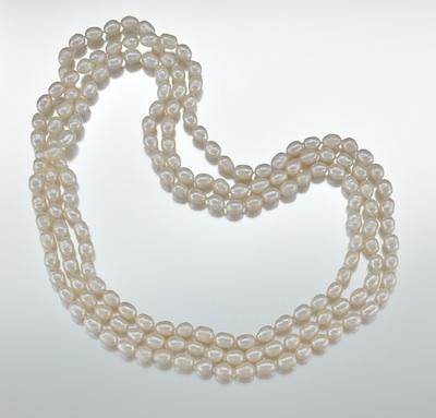 An Opera Strand of Oval