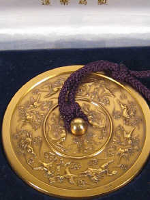 An Oriental cast bronze paper
