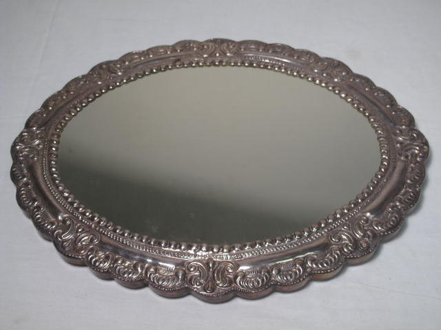 An oval mirrored plateau with