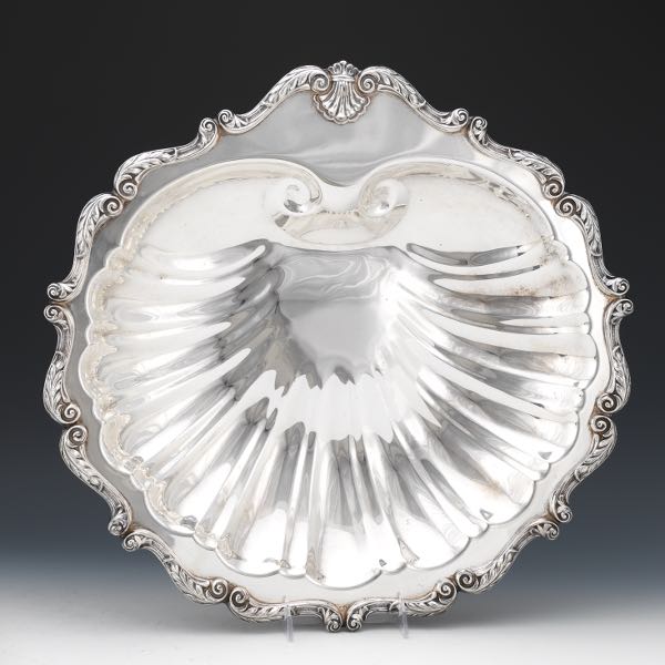 AN OVERSIZED SHELL SHAPE PLATTER IN