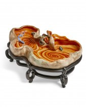 AN UNUSUAL CHINESE PORCELAIN N