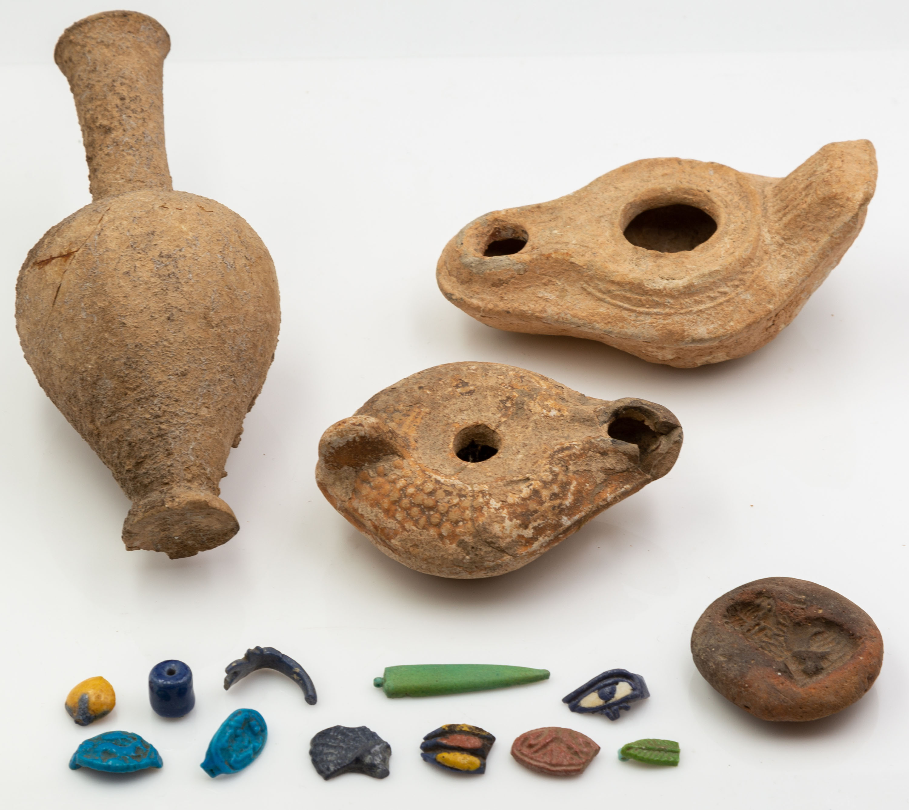 ANCIENT VESSEL, OIL LAMPS AND
