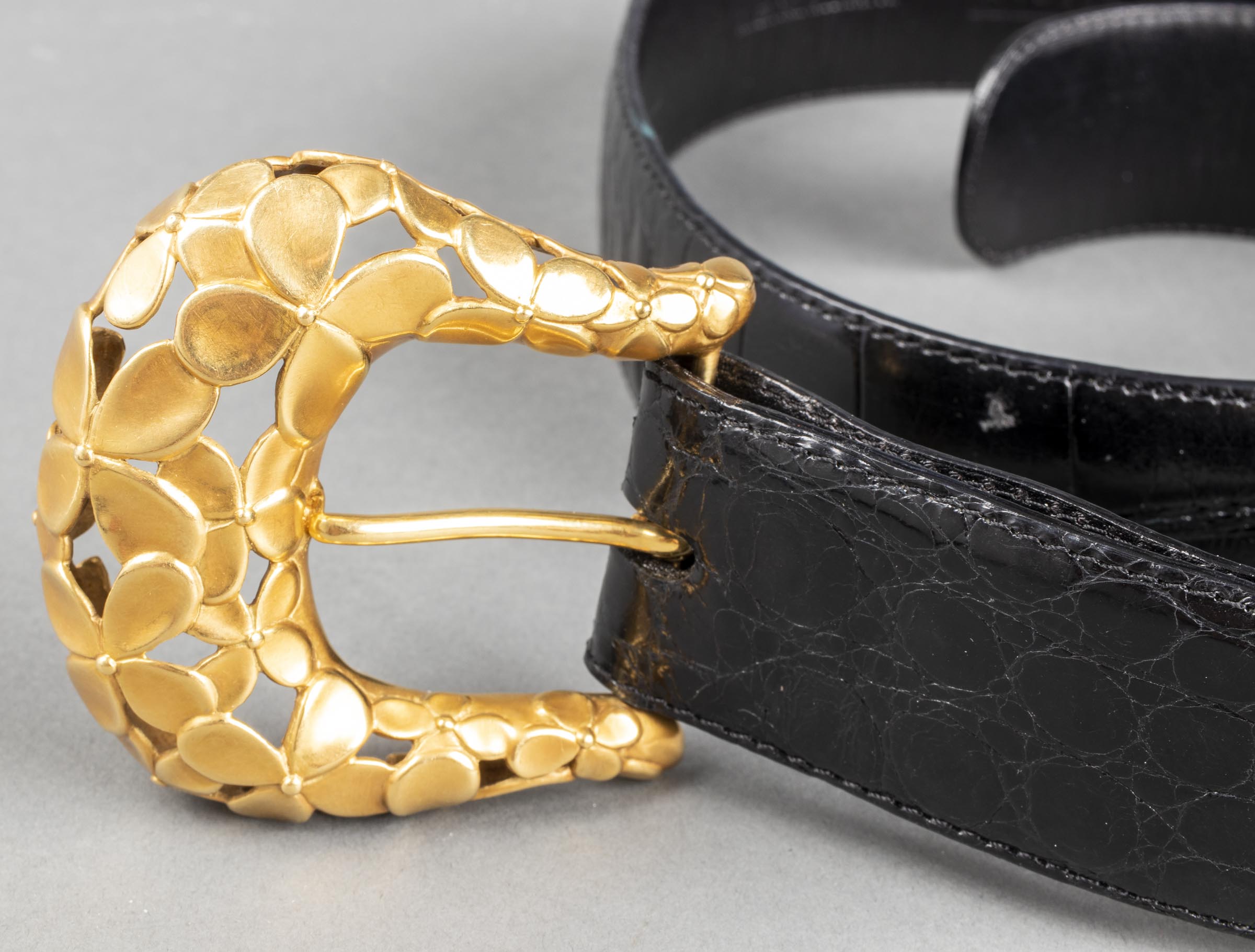 ANGELA CUMMINGS 18K GOLD BUCKLE