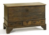 ANTIQUE AMERICAN LIFT-TOP BLAN