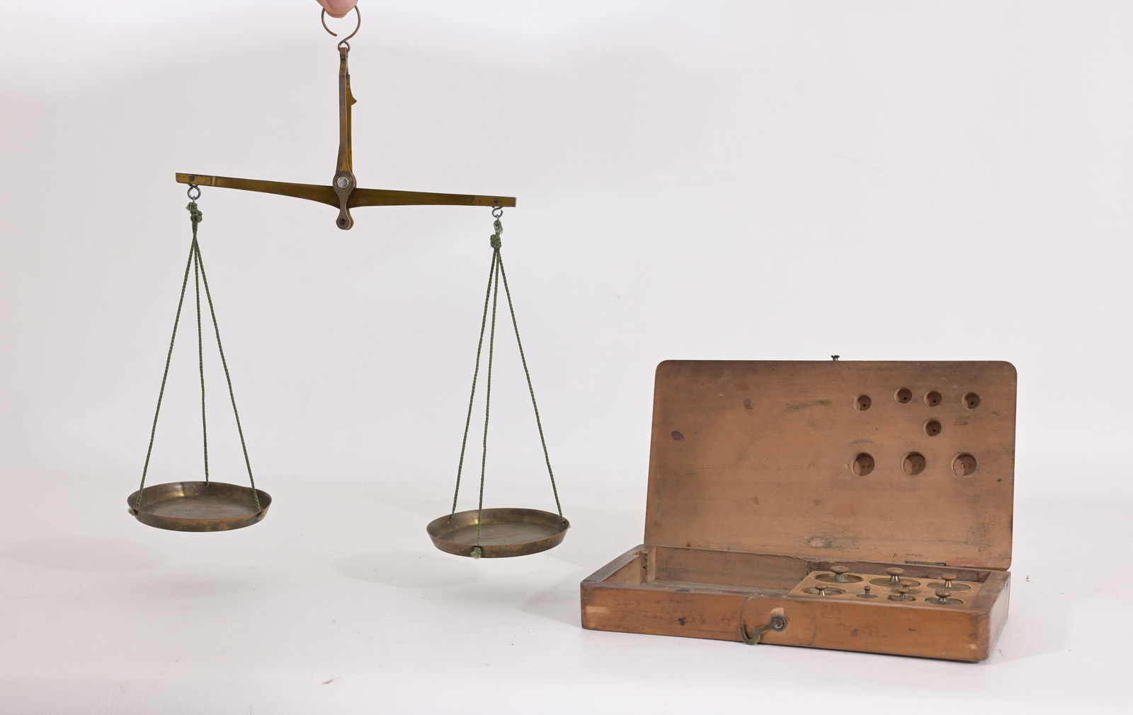 ANTIQUE BRASS HAND BALANCE SCALE W/