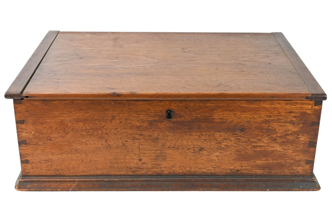 ANTIQUE CAPTAINS SEA CHEST W
