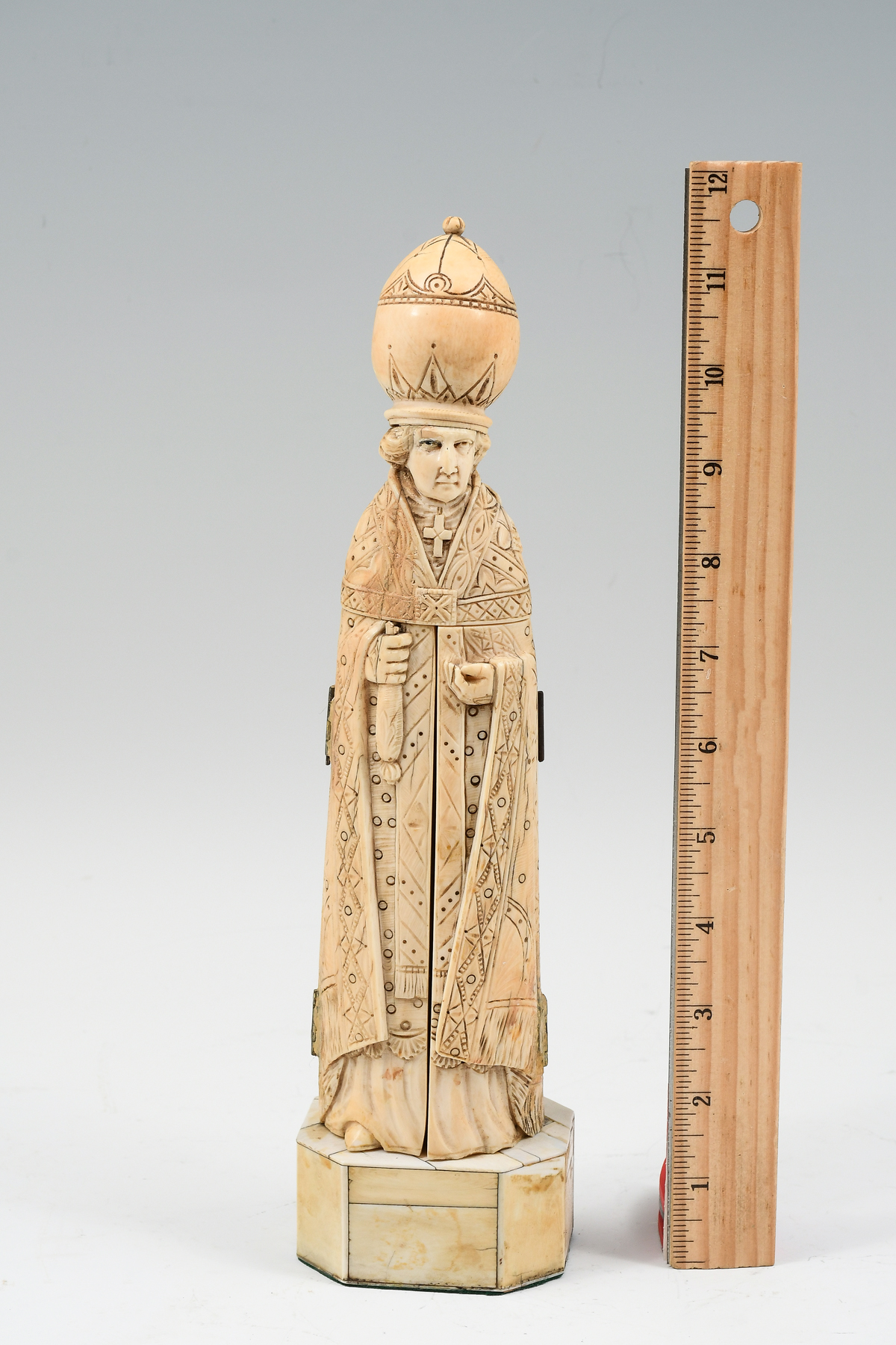 ANTIQUE CARVED CONTINENTAL IVORY