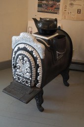 ANTIQUE CAST IRON HEATING STOV