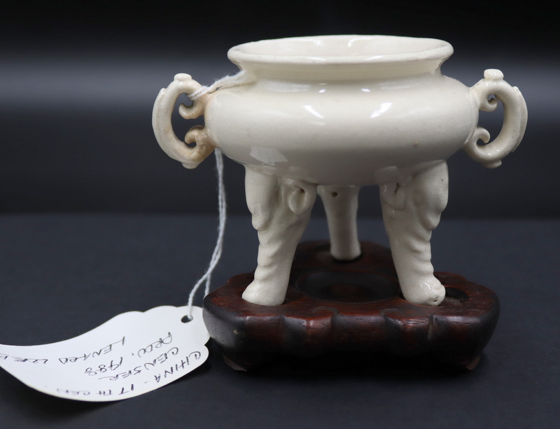 ANTIQUE CHINESE DEHUA TRIPOD