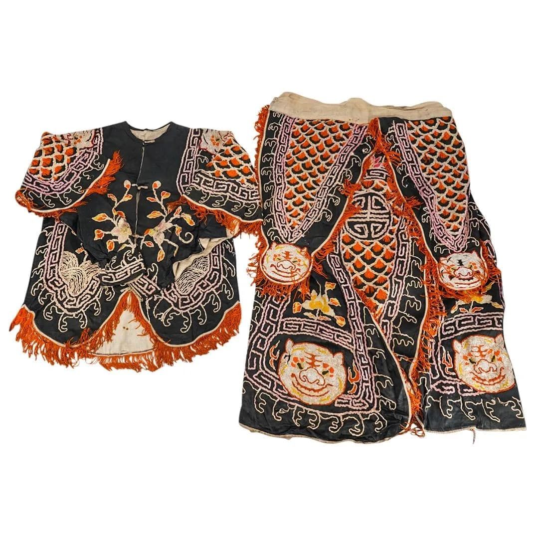 ANTIQUE CHINESE SILK EMBROIDERED