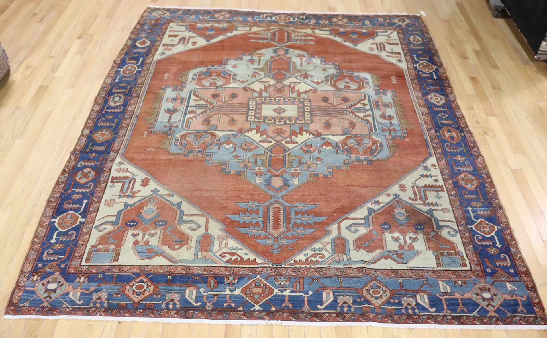 ANTIQUE & FINELY HAND KNOTTED