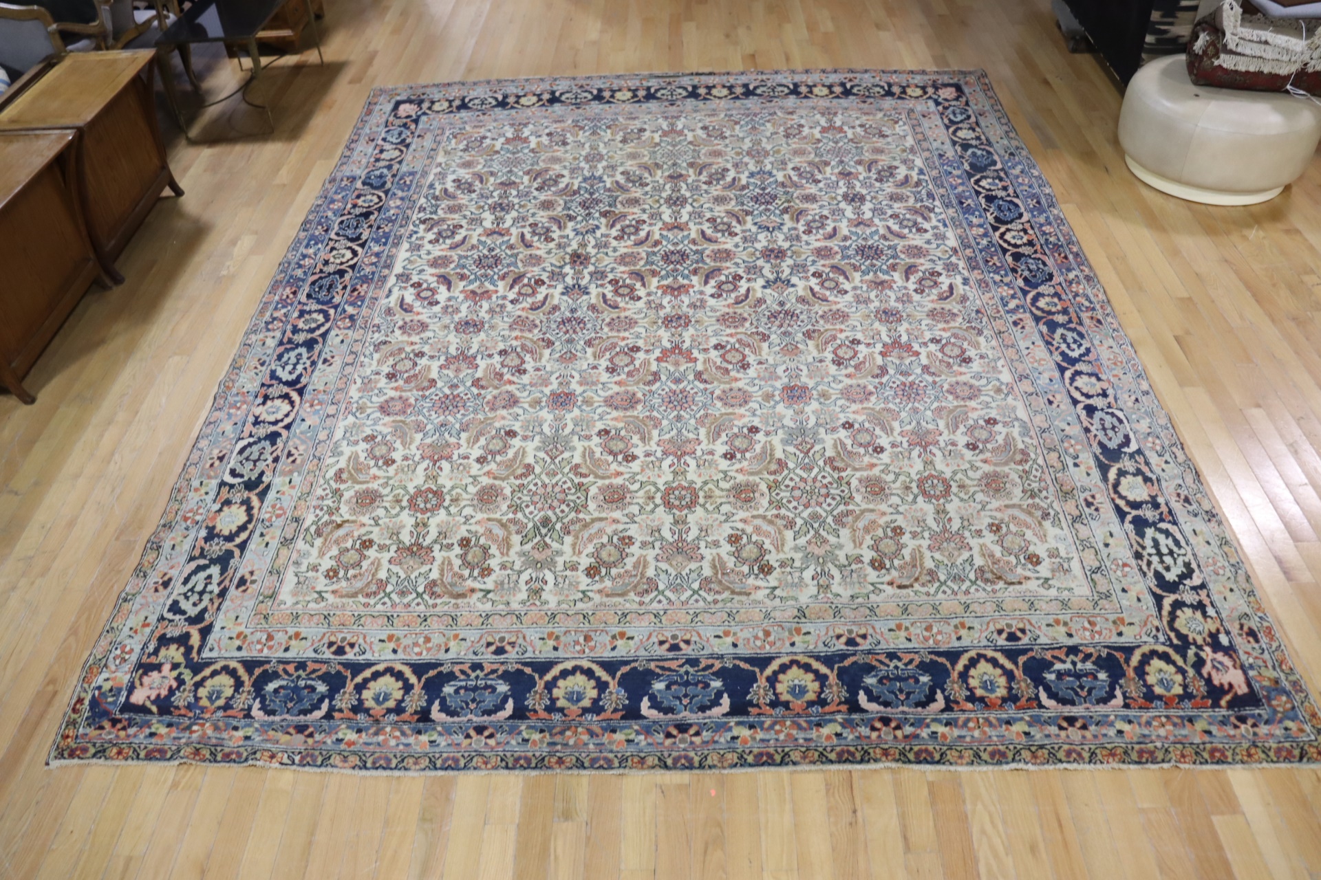 ANTIQUE & FINELY HAND KNOTTED