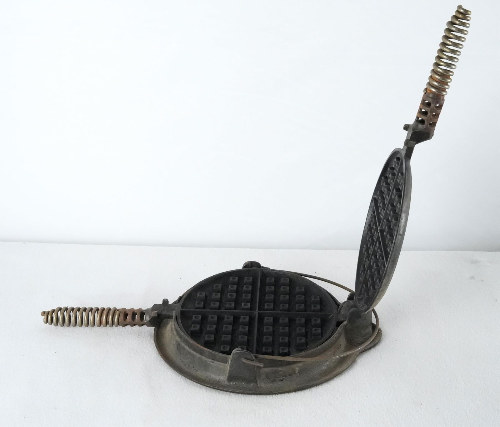 ANTIQUE GRISWOLD WAFFLE IRONAntique