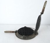 ANTIQUE GRISWOLD WAFFLE IRONAn