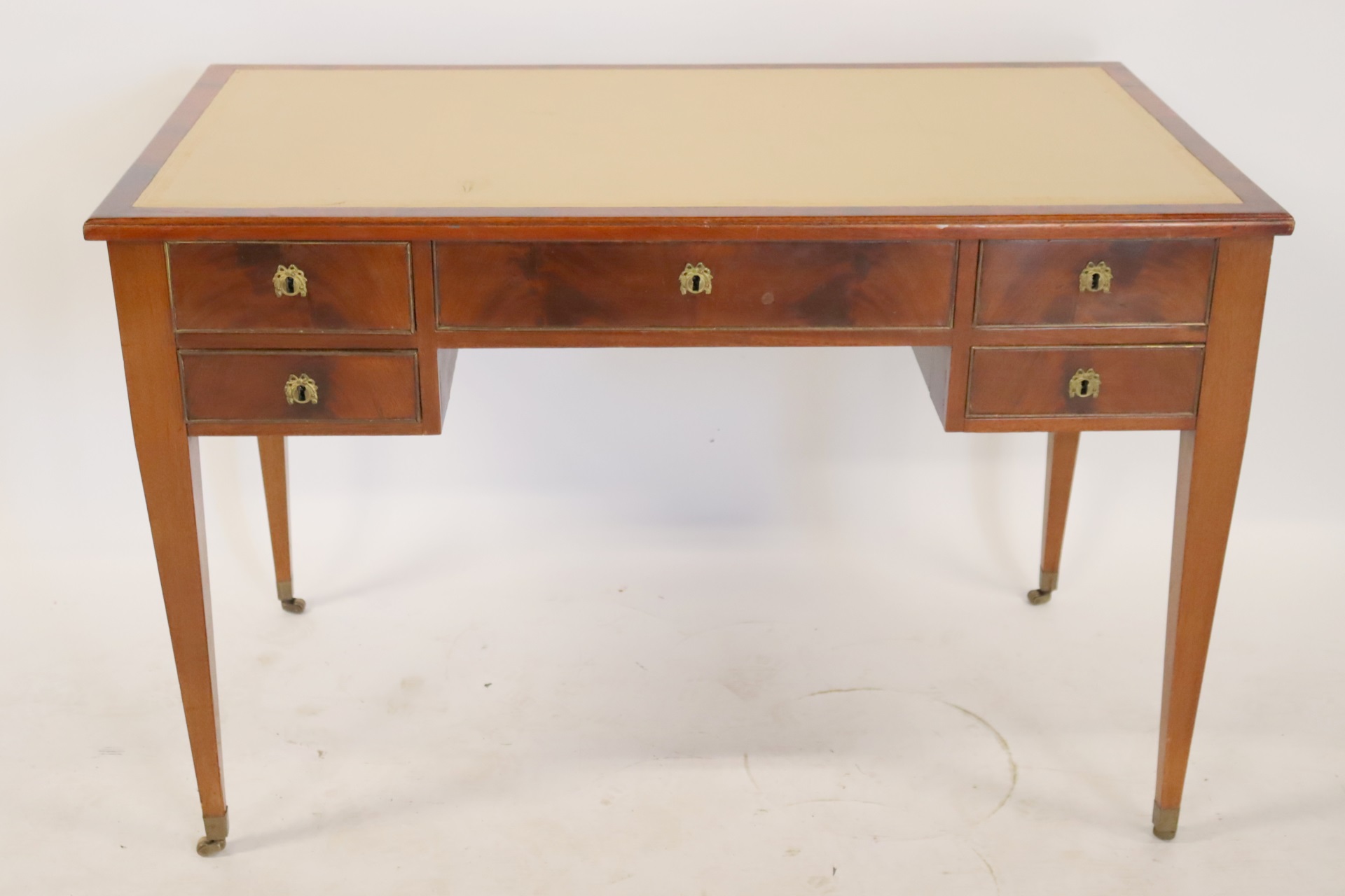 ANTIQUE MAHOGANY LEATHERTOP DESK.