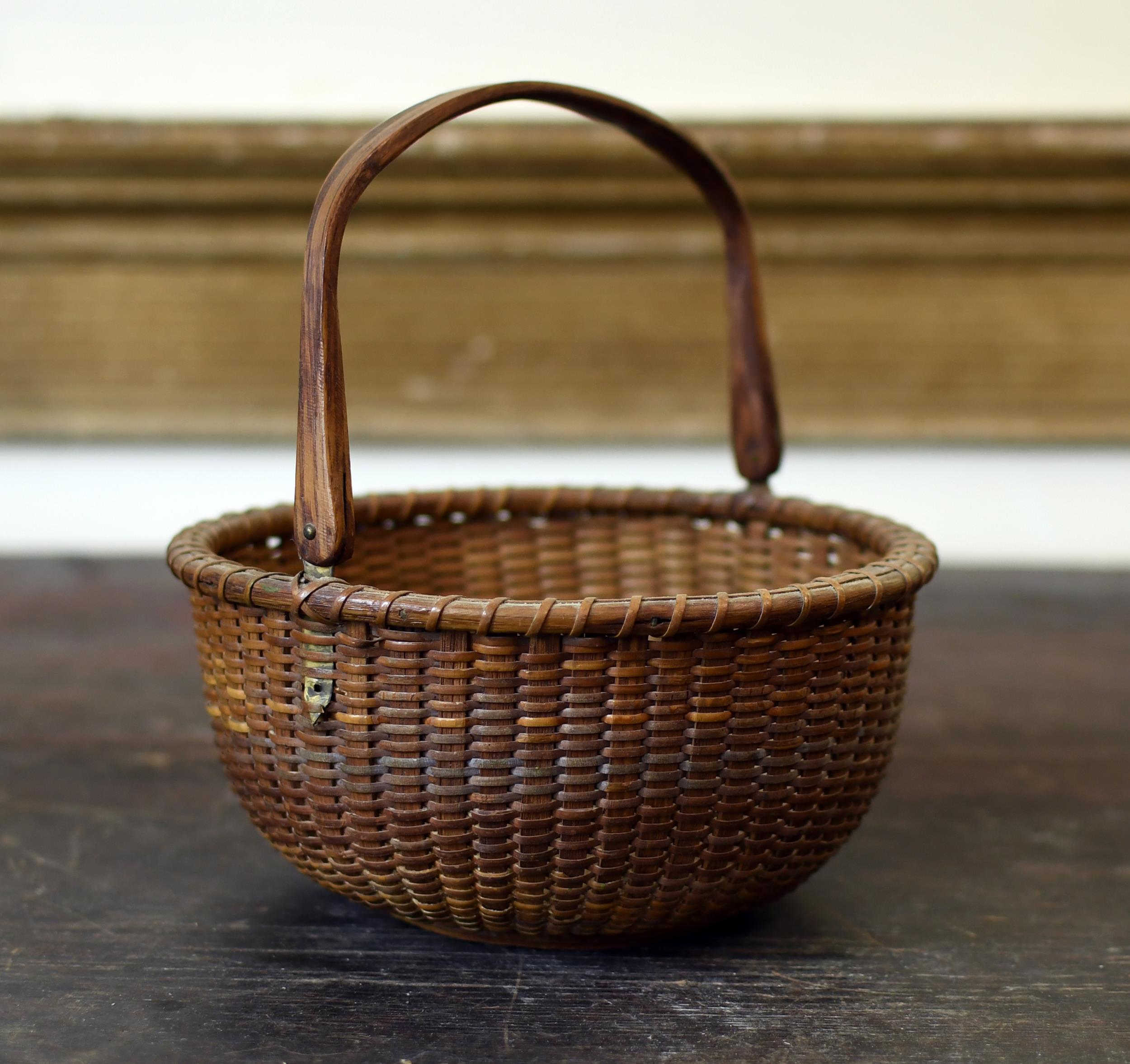 ANTIQUE NANTUCKET LIGHTSHIP BASKET.