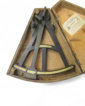 ANTIQUE NAVIGATIONAL OCTANT IN