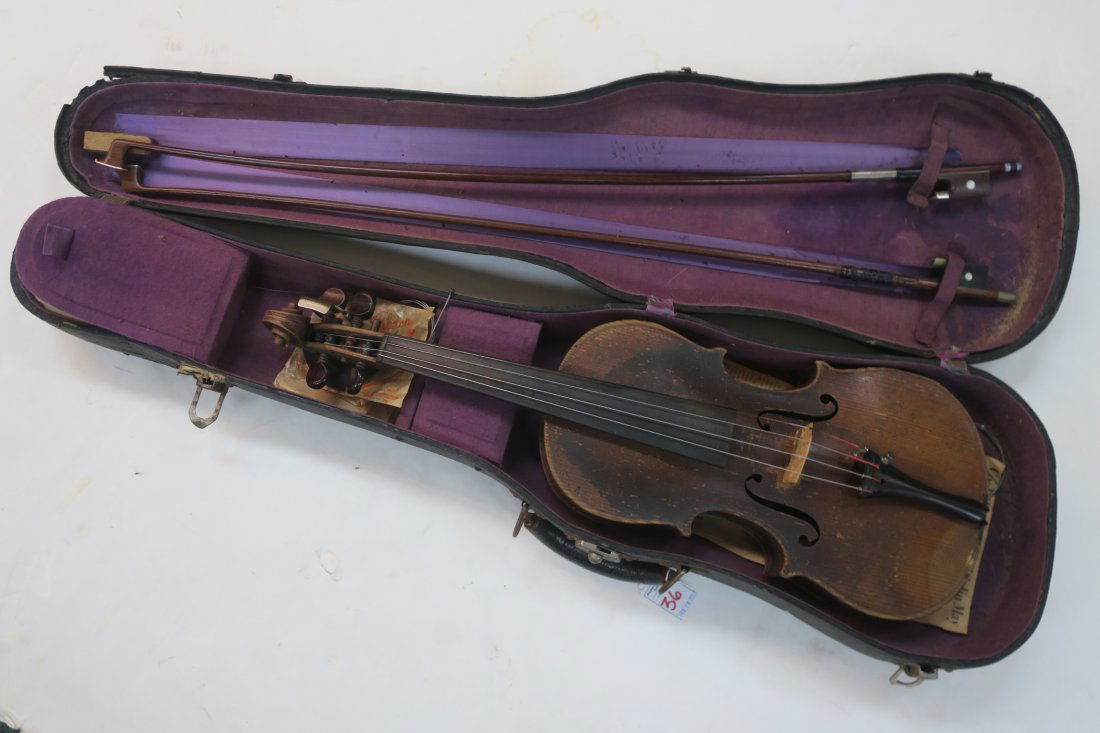 ANTIQUE OR VINTAGE VIOLIN IN HARD