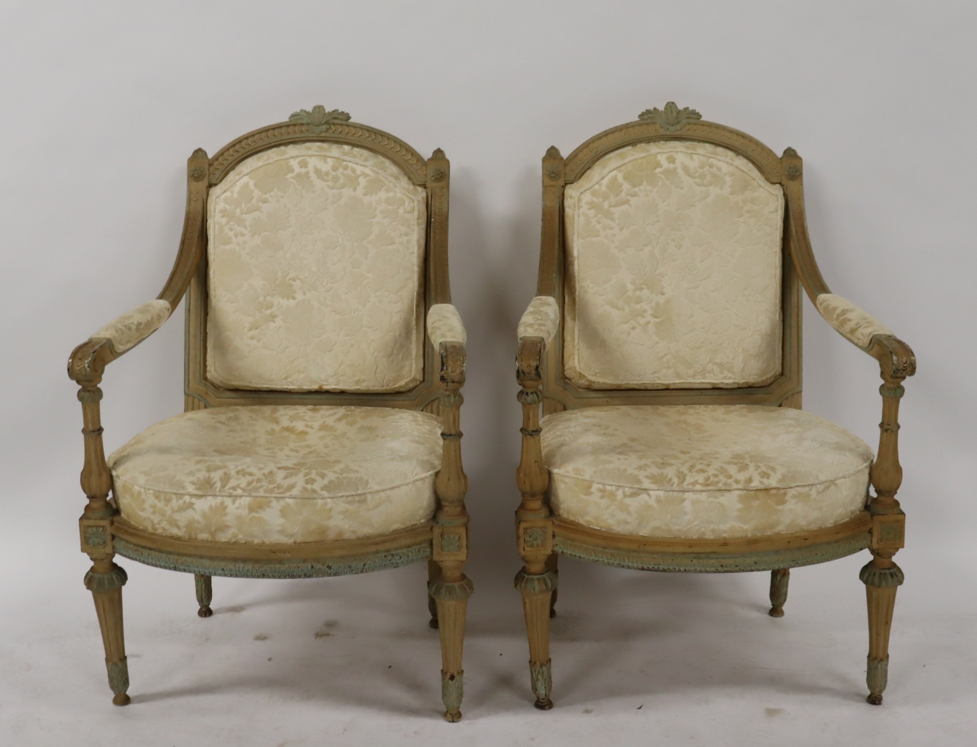 ANTIQUE PAIR OF FINELY CARVED LOUIS