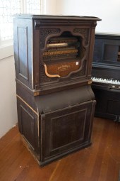 ANTIQUE PEERLESS UPRIGHT CABIN