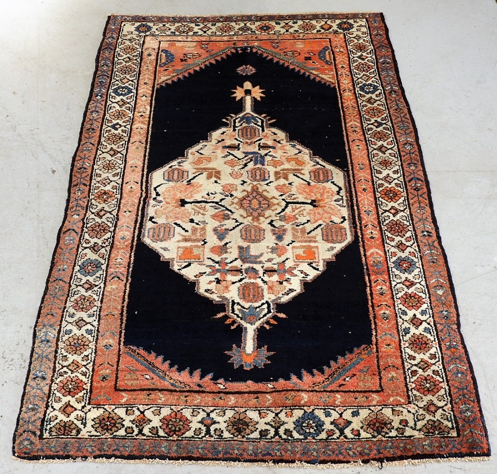 ANTIQUE PERSIAN CENTRAL MEDALLION