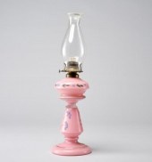 ANTIQUE PINK OIL LAMPAn antiqu
