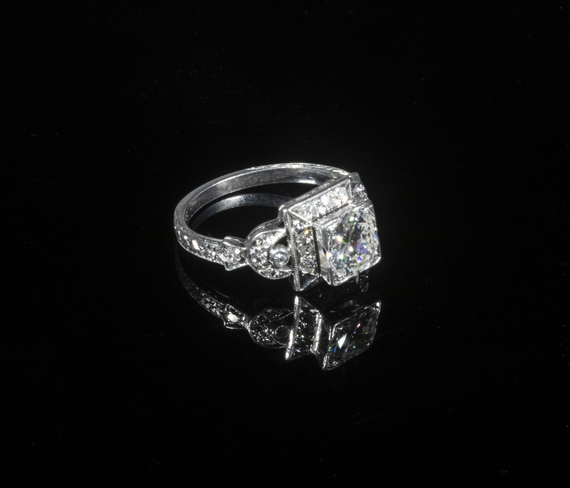 ANTIQUE PLATINUM DIAMOND RING