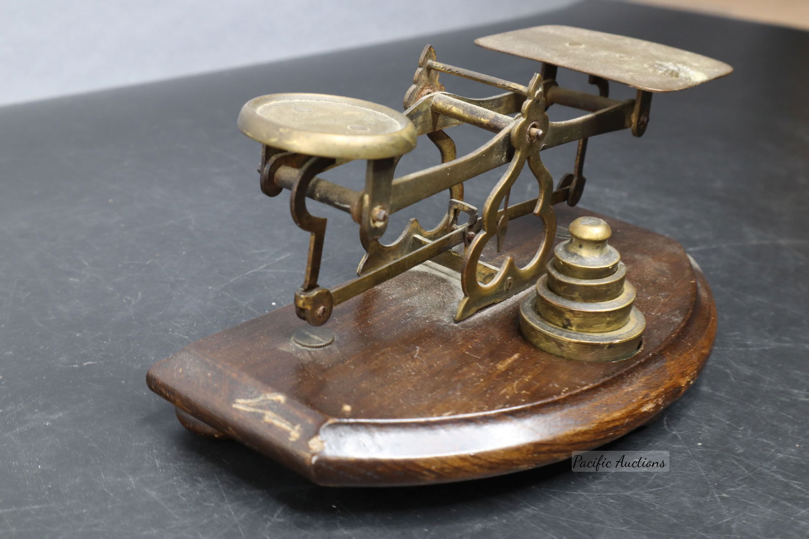 ANTIQUE POSTAL SCALE AND 4 WEIGHTS,