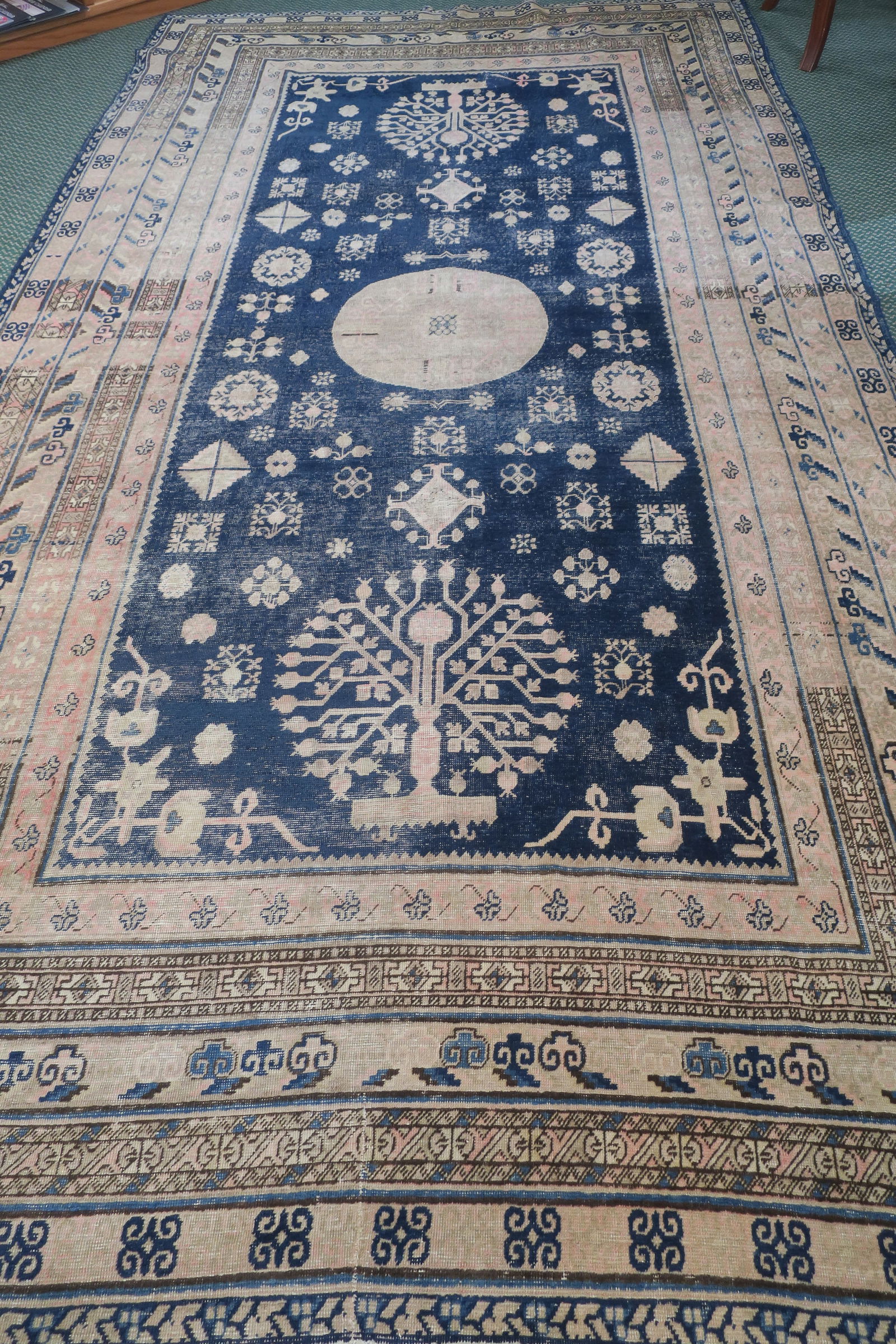 ANTIQUE ROOM SIZED RUG:Antique Room
