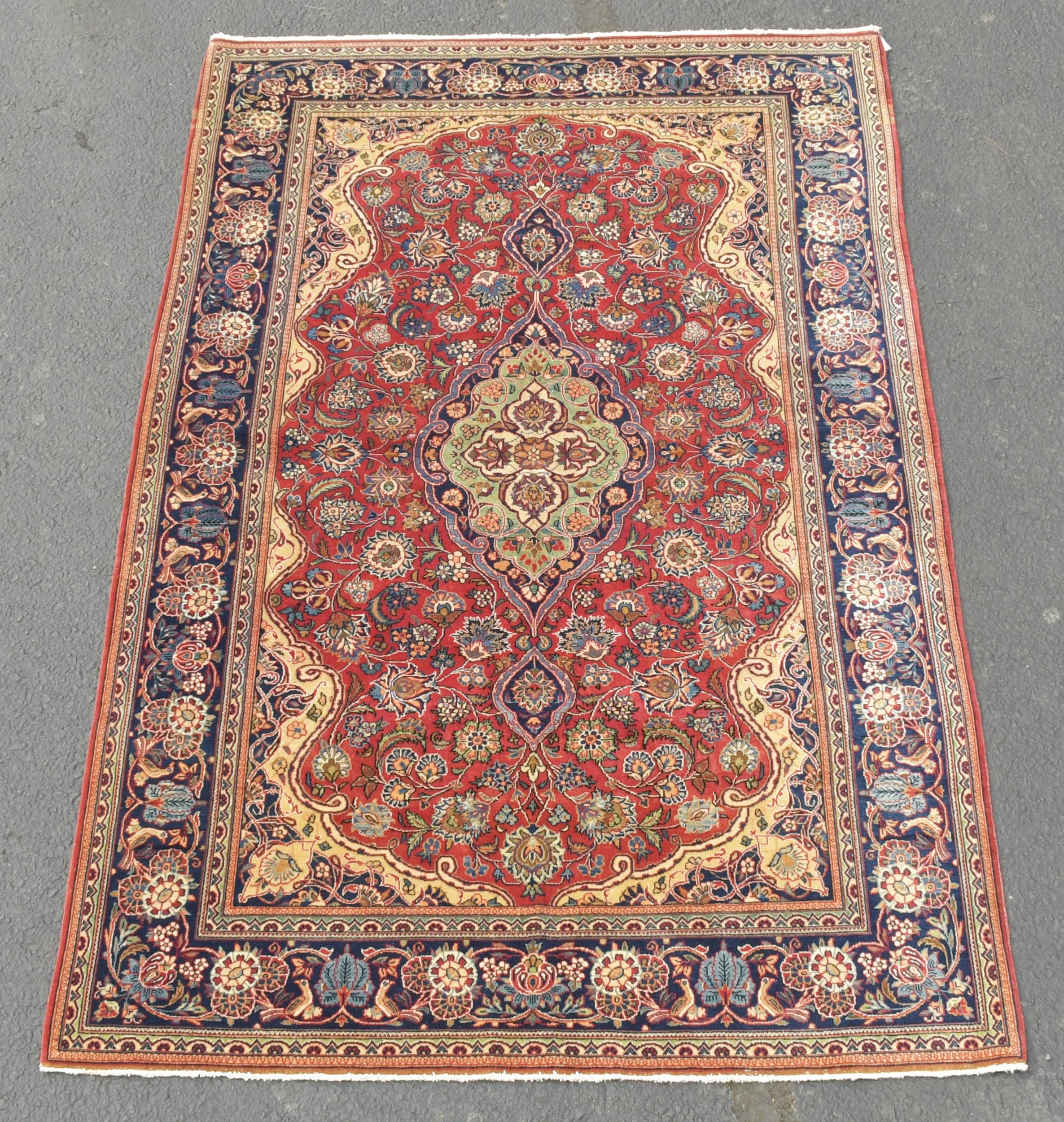 ANTIQUE SAROUK ORIENTAL RUG.