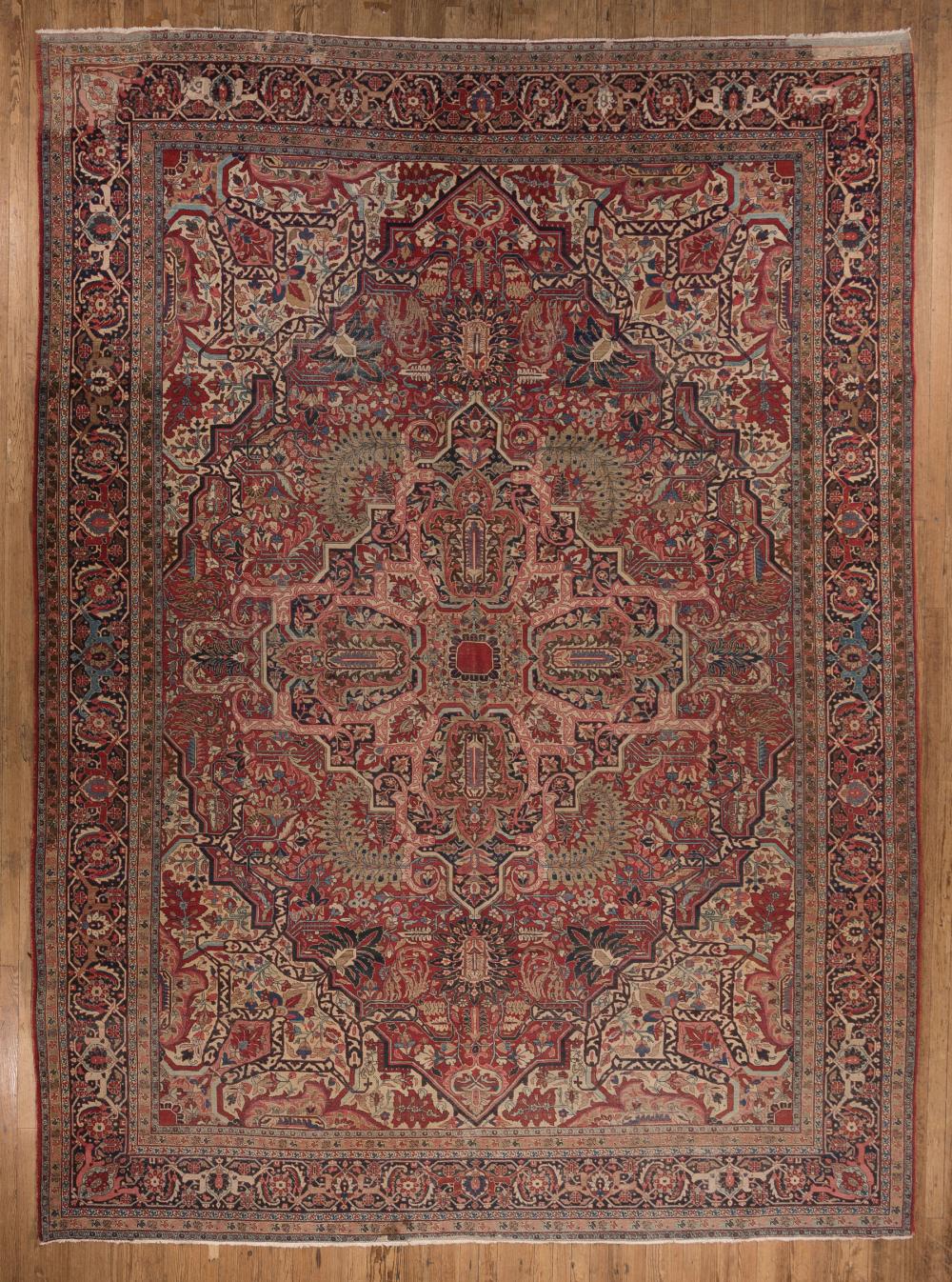 ANTIQUE SERAPI CARPETAntique Serapi