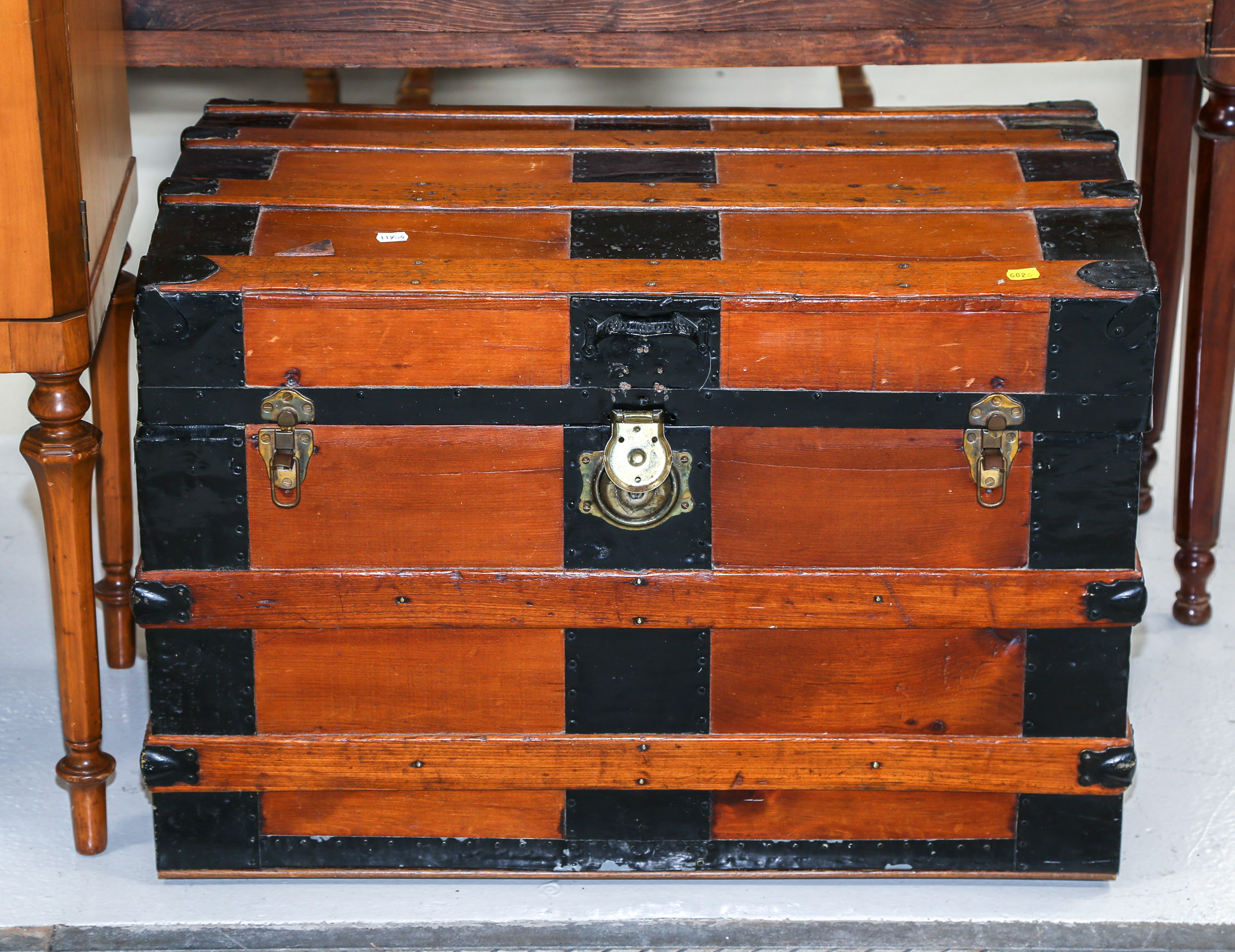 ANTIQUE STEAMER TRUNK Circa 1900;