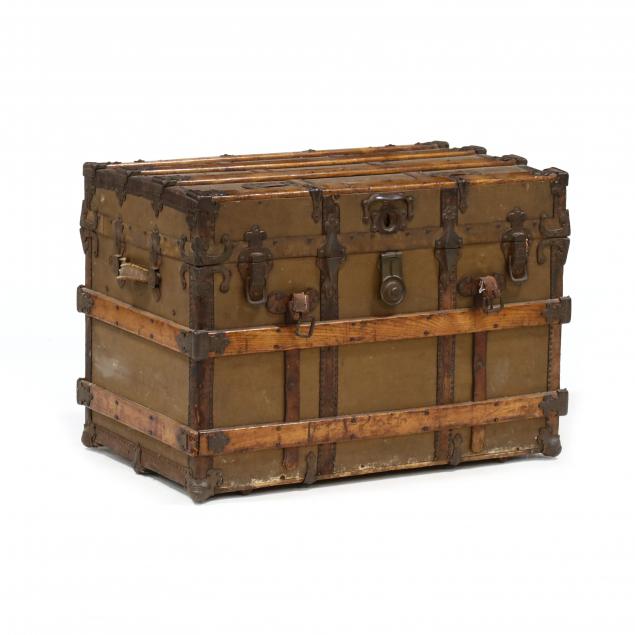 ANTIQUE STEAMER TRUNK Circa 1900,