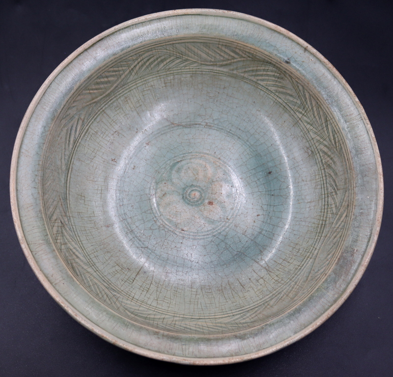 ANTIQUE THAI GLAZED STONEWARE BOWL.