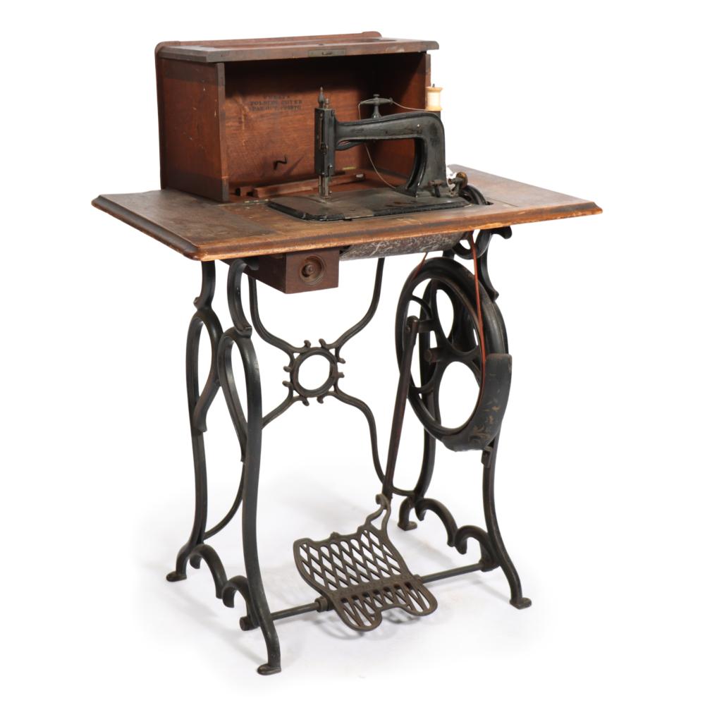 ANTIQUE VICTORIAN TREADLE SEWING