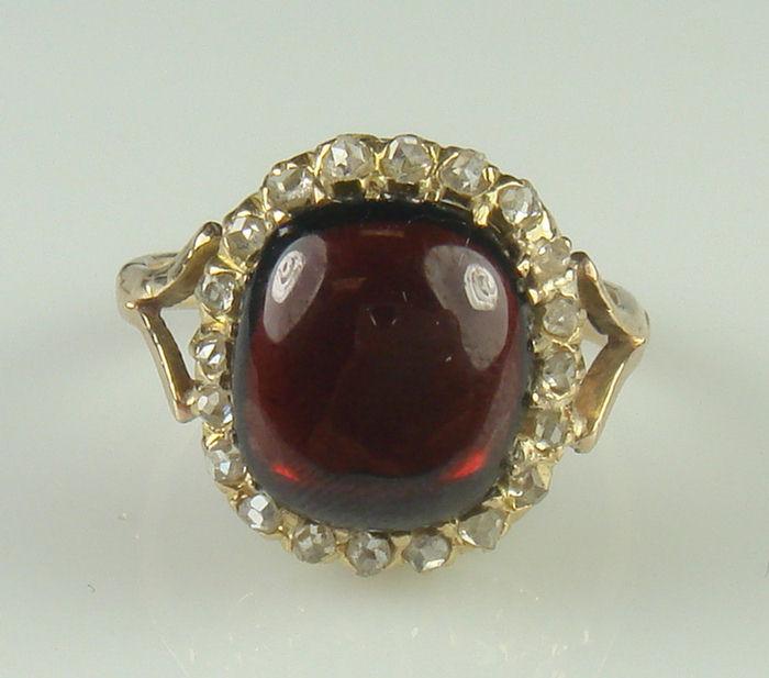 Antique YG cabochon garnet &