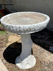 ANTIQUES CEMENT BIRD BATH<br>1