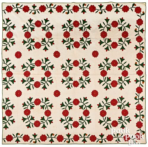 APPLIQUé FLORAL WREATH QUILT,