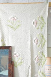 APPLIQUE QUILT WITH STUFFED FL