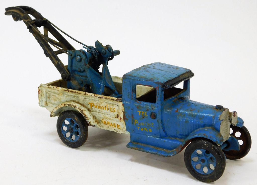 ARCADE CAST IRON TOY TOW TRUCK