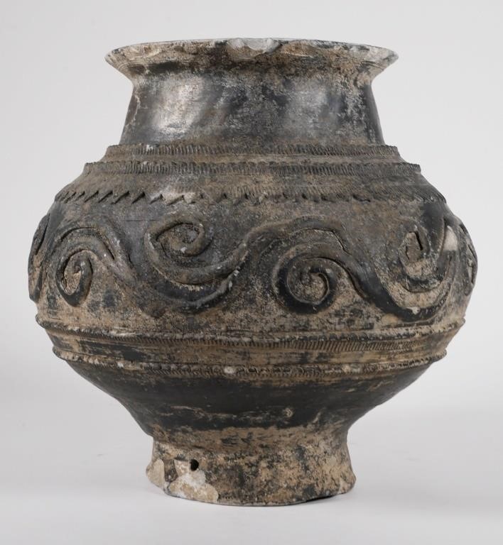 ARCHAIC STYLE POTTERY JARAntique