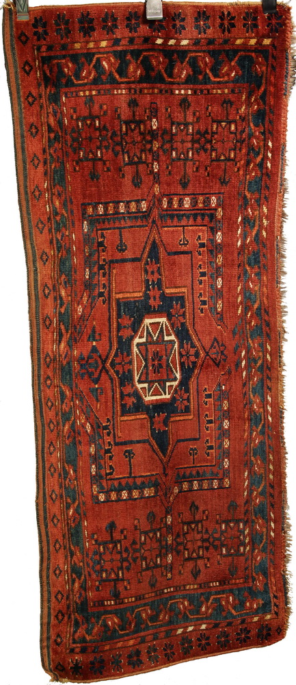 AREA RUG - 1'10'' x 4'8'' -