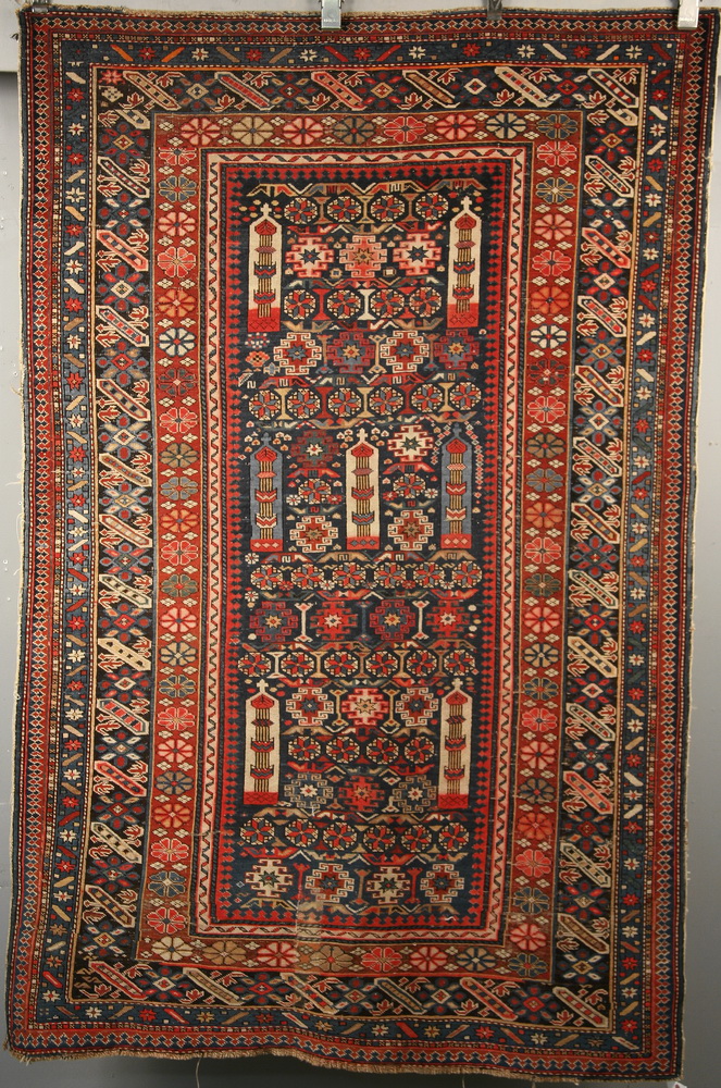 AREA RUG - 4'1'' x 6'1'' -