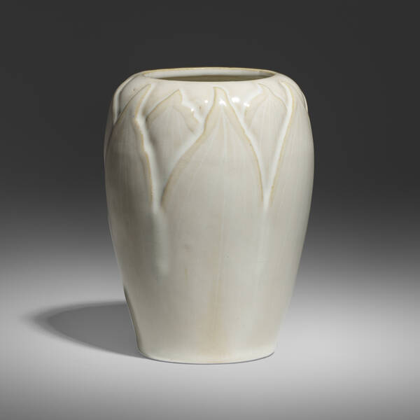 Arequipa Pottery. Vase with leaves.
